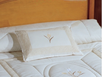 Colcha Bordada Milán con cojín de 60x40 cm ambiente 1