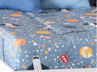 Edredón con esquinas adaptables Galaxia infantil