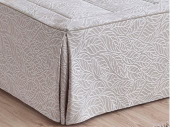 Cubrecamas con faldón beige Pedraza piqué