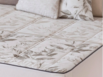 Colcha para invierno Zamora beige con diseño de hojas