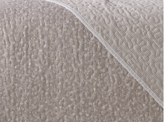 Cubrecamas Florecillas y Rayas beige Reversible de Manterol