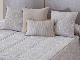 Cojín incluido con la Colcha de Invierno Júcar beige
