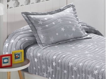 Colcha Stars gris con Funda de Cojín y Esquinas Ajustables