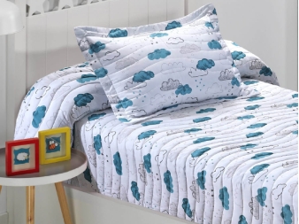 Colcha Infantil Ajustable Nubes de Dhestia + Funda de Cojín