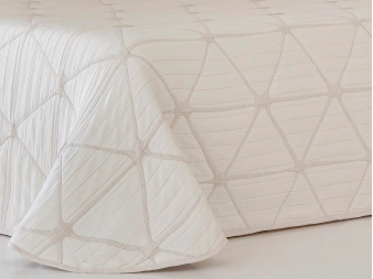 Cubrecamas Geométrico Geox beige tipo pañuelo