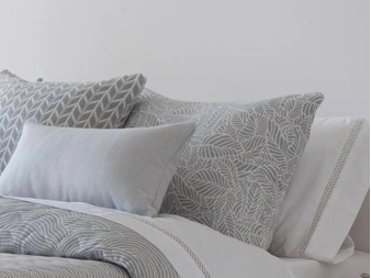 Funda de Cojín Delos gris Jacquard con hojas en relieve