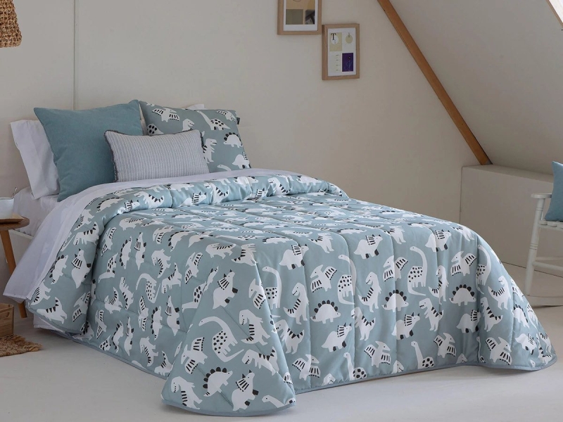Colcha Capa Jurasic en cama 90 – vista frontal
