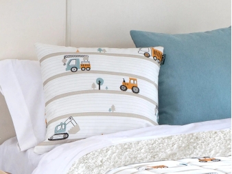 Cojín Truck de Confecciones Paula sobre cama, vehículos y carretera