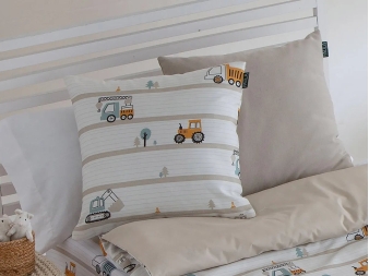 Primer plano Cojín Infantil Camiones, estampado y textura suave