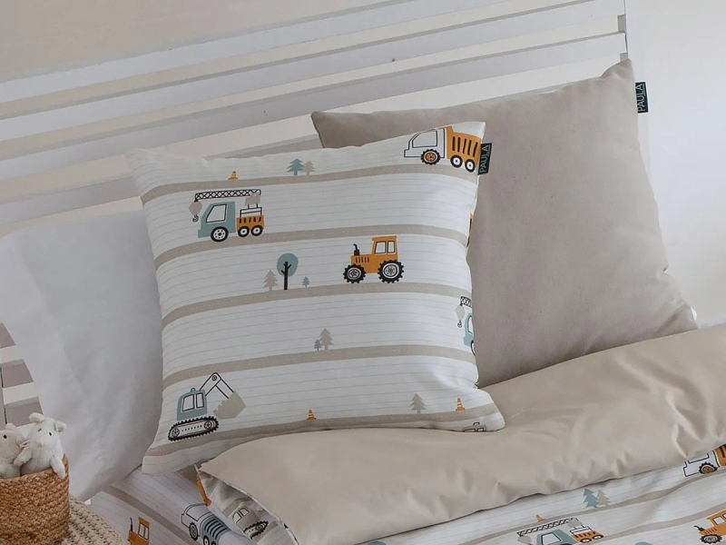 Primer plano Cojín Infantil Camiones, estampado y textura suave