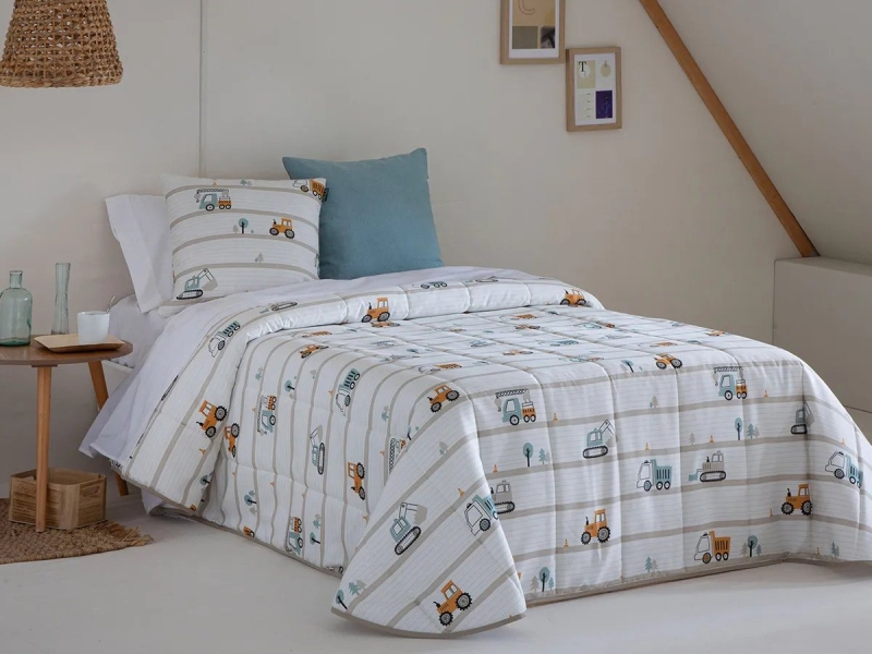 Colcha Gran Confort Truck 200g/m², diseño de camiones en habitación infantil