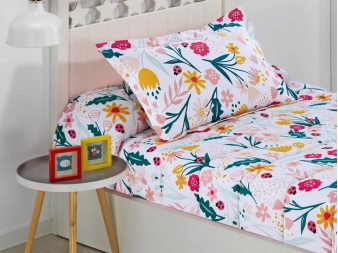 Detalle del diseño floral y mariquitas del Edredón Ajustable Xàbia con las esquinas elásticas