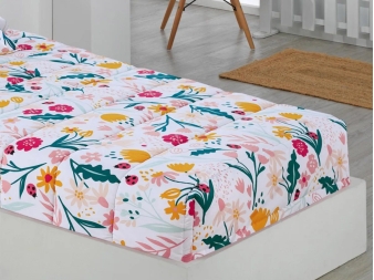 Primer plano del estampado del Edredón Ajustable Xàbia y la funda de cojín 50x70 cm con volante