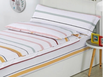 Detalle de las rayas en tonos pastel y la funda de almohada del Saco Nórdico Xàbia