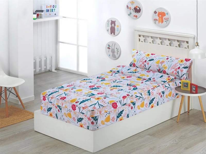 Saco Nórdico Florenzia de Dhestia Home con diseño floral en cama juvenil