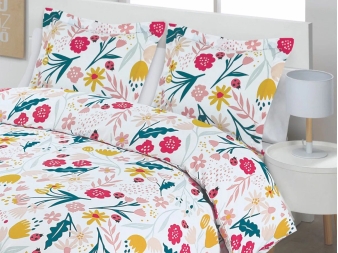 Detalle de las fundas de cojín con volante y el diseño de flores y mariquitas de la Funda Nórdica Florenzia