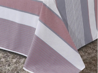 Primer plano del tejido y el patrón de rayas en tonos nude, gris y blanco