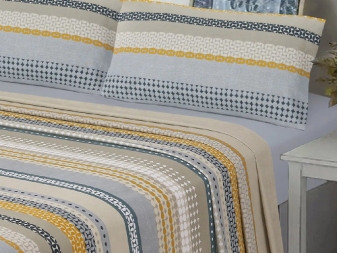 Detalle de la funda de almohada geométrica y la sábana encimera Karima