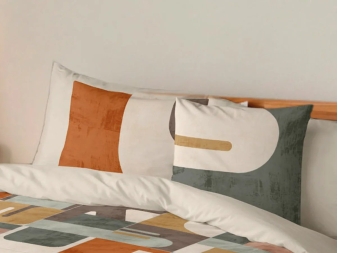 Funda de Cojín Puzzle Naturals 50x50 sobre la cama conjunto a juego