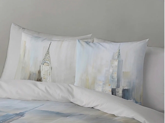 Funda de Cojín NY Paint sobre la cama, estilo neoyorquino