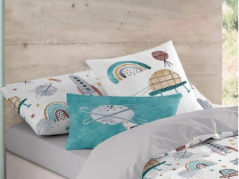 Funda de Cojín Rocket Naturals 50x50 – cara 2 con planeta y cohete sobre cama
