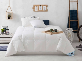Edredón Nube Otoño en dormitorio moderno blanco