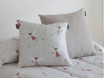 Cojines Ada sobre cama infantil a juego