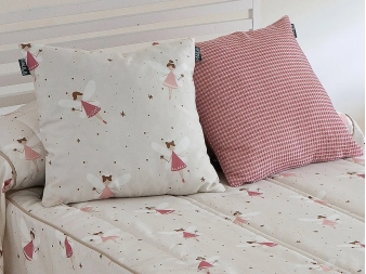 Cojín Ada combinado con cojín rosa decorativo