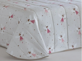 Detalle del estampado de hadas del edredón Ada
