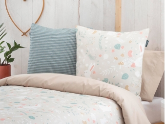 Cojín Misty Beige 50x50 sobre cama infantil coordinada