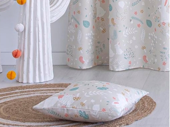 Cojín decorativo Misty Beige en suelo con cortina a juego