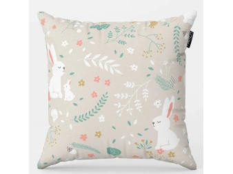 Cojín Misty Beige sobre cama infantil coordinada