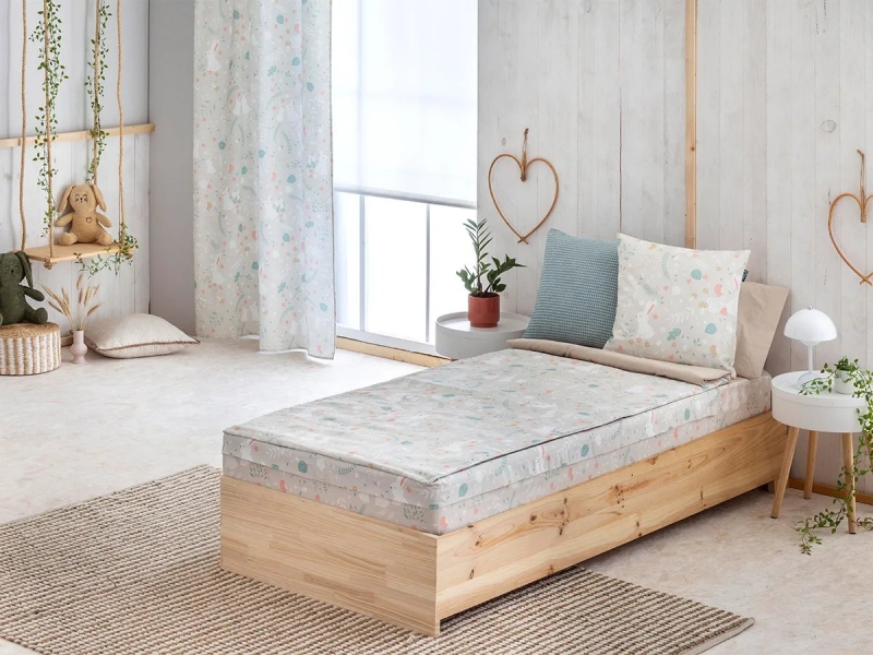 Saco Nórdico Misty Beige en cama infantil completa