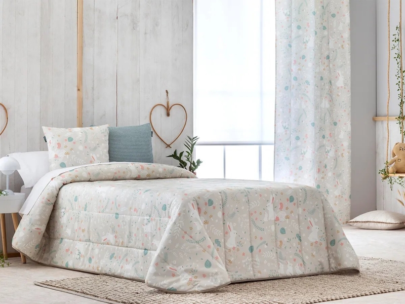 Colcha capa infantil Misty Beige en dormitorio – Confecciones Paula