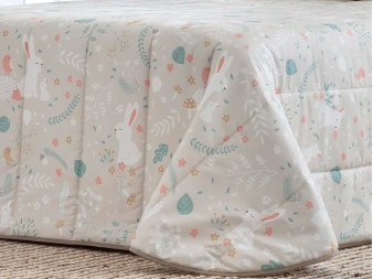 Detalle estampado con conejitos Misty Beige – Colcha sin relleno