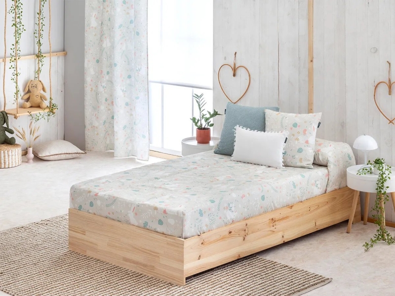 Edredón ajustable Misty Beige en cama infantil – Confecciones Paula