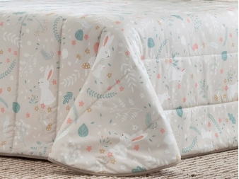 Detalle estampado Misty Beige con conejitos – edredón térmico 220 g/m²