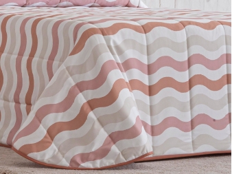 Detalle colcha Dunas nude: estampado de ondas y ribete