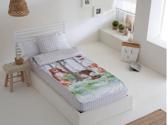 Saco Nórdico Forest en cama infantil con diseño de bosque