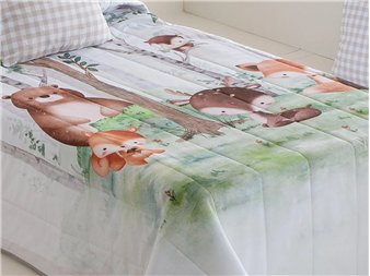Detalle del diseño Forest con animalitos del bosque y acolchado