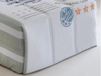 Detalle pie de cama del Edredón Basket con motivos deportivos