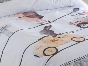 Detalle estampado Race: coches, circuito y banderines