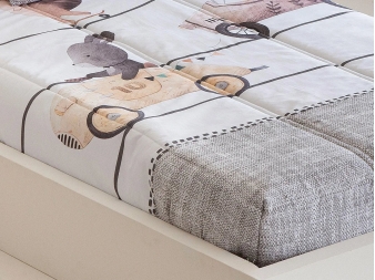 Detalle del edredón ajustable Race: estampado y tejido gris neutro