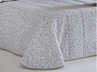 Detalle estampado de puntos y acolchado Colcha Trazo School