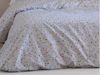 Detalle estampado de puntos multicolor del Dúo Nórdico Trazo School