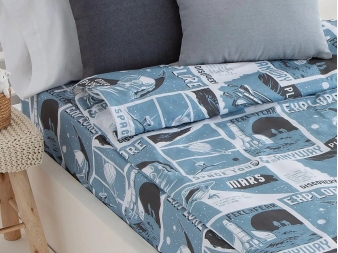 Detalle estampado espacial azul Planet con naves y OVNIs