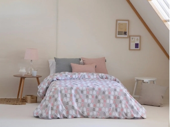 Funda Nórdica House School casitas rosa y gris en cama