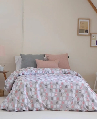 Funda Nórdica House School casitas rosa y gris en cama