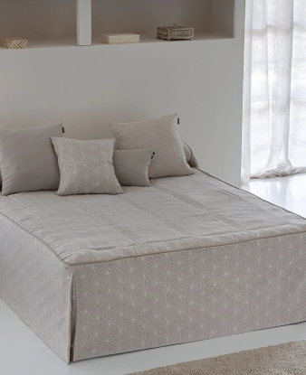 Colcha Edredón Lora beige con volante en dormitorio