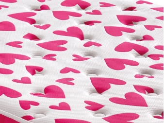 Detalle del tejido con corazones fucsia del Colchón Cuore